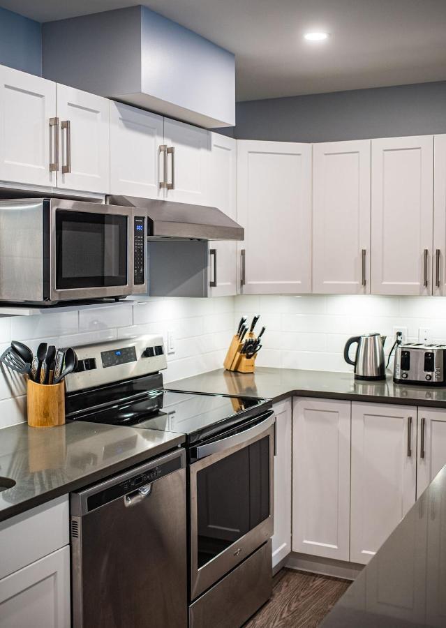 Al'S Escape By Revelstoke Vacations Apartment Bagian luar foto